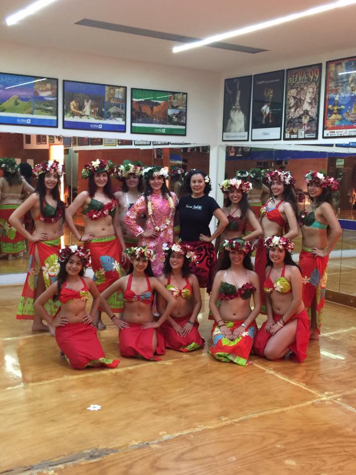 grupo de bailarinas de danza polinesia con su maestra nelly serrano